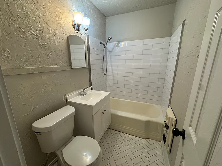 2524 NE 14th St — Photo 12