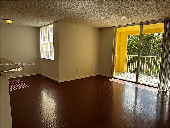 4th image of 19501 E Country Club Dr #9504