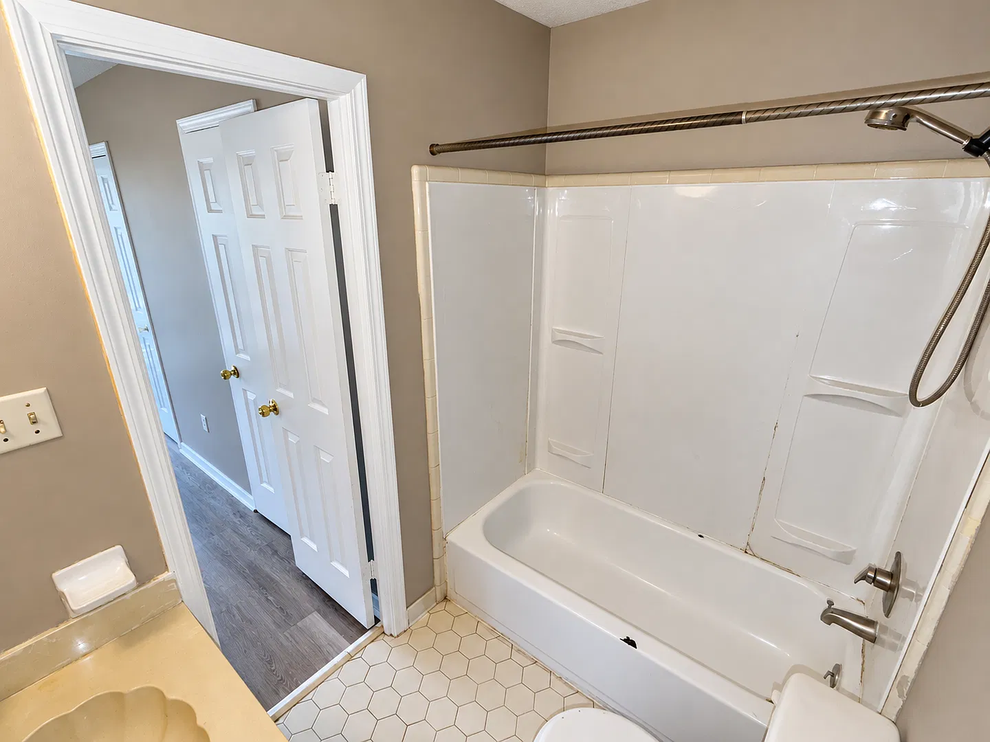 Centrally located 3 bedroom townhome — Photo 3