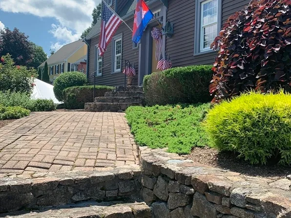 82 Lester Ln, Weymouth, MA 02188