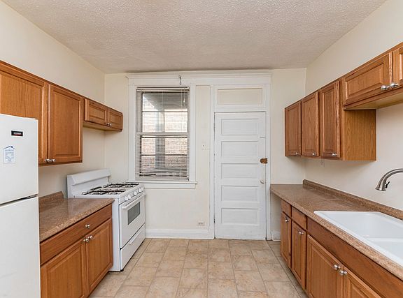 3rd image of 1706 W Ainslie St #1