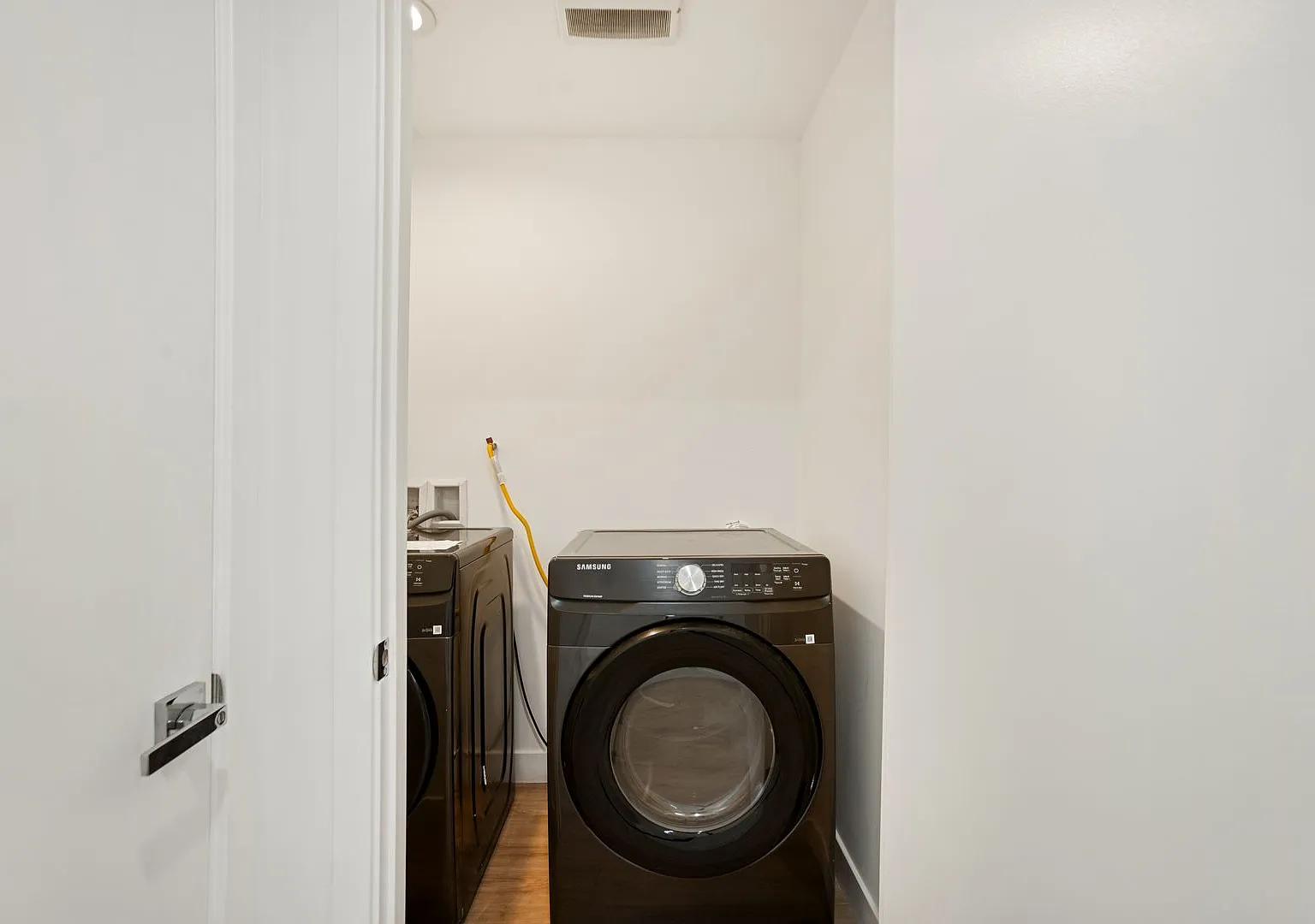 443 N Heliotrope Dr — Photo 4