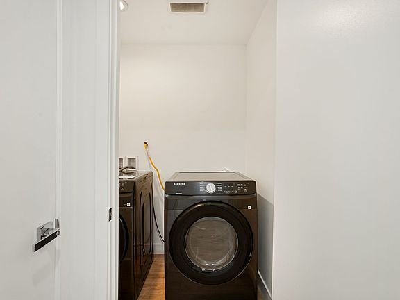4th image of 443 N Heliotrope Dr