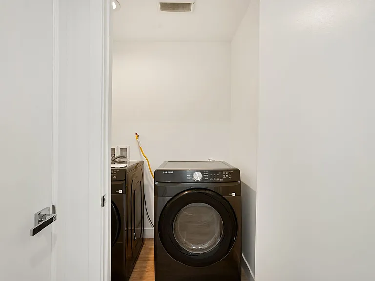 443 N Heliotrope Dr — Photo 4