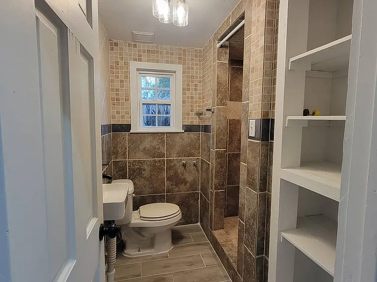 1546 Antoine Dr — Photo 8