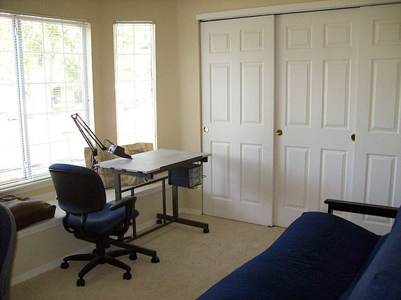 2nd bedroom w/bay window