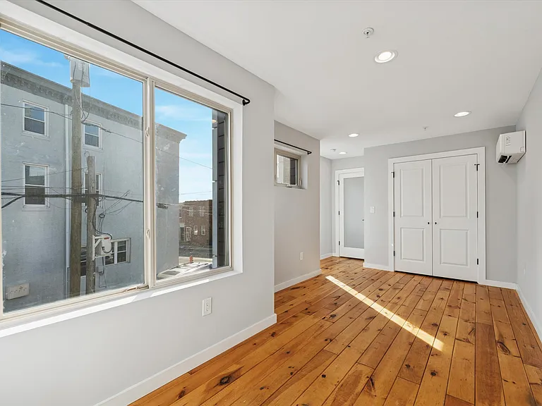 2521 E Dauphin St — Photo 5