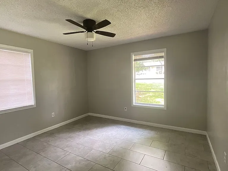 114 Powell Dr — Photo 11