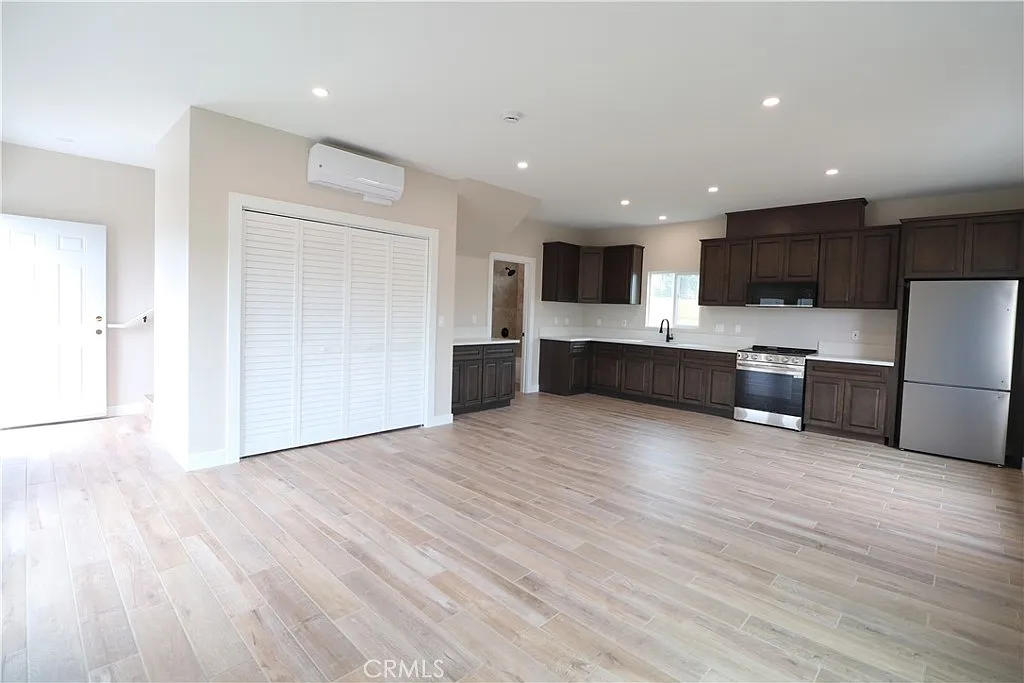 3 bed, 1200 sqft, $3,500 — Photo 3