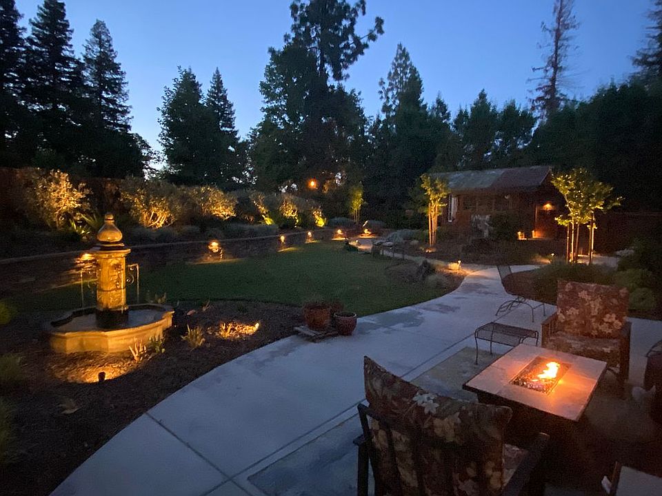 Park like backyard w/ studio