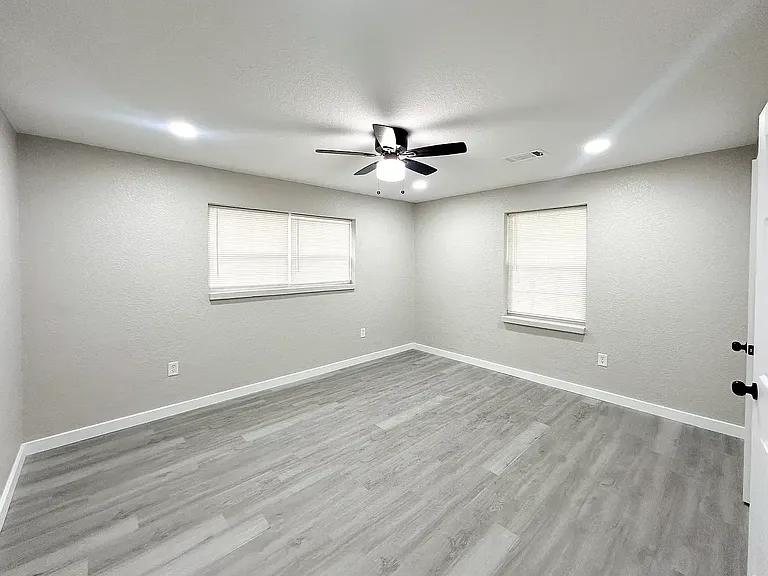 1015 Maplewood Dr — Photo 14