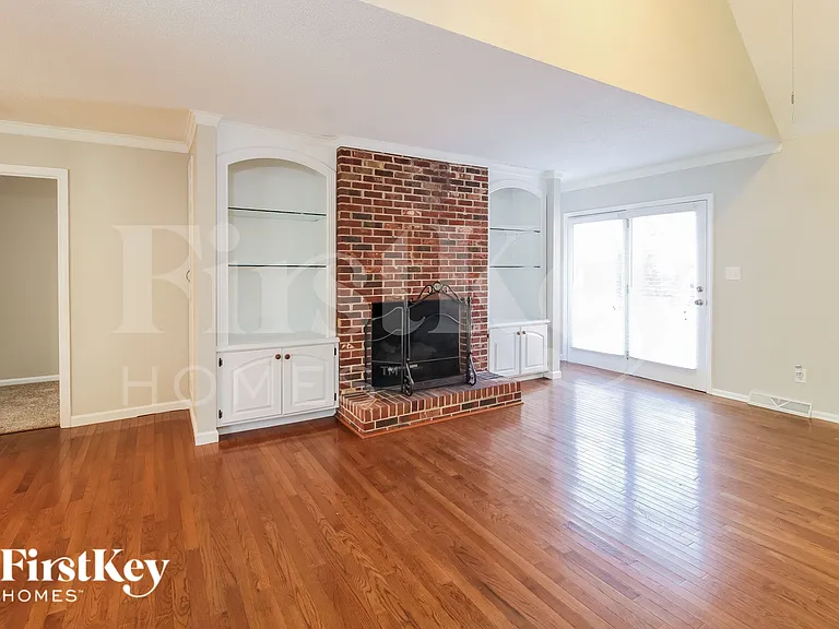1301 Westminster Dr — Photo 2