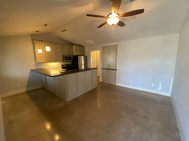 226 S Hill Ave — Photo 3