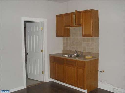 4th image of 1735 W Erie Ave #2