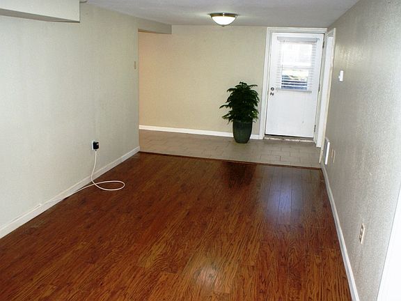 Nice laminate floors in Living Room, tiled entry