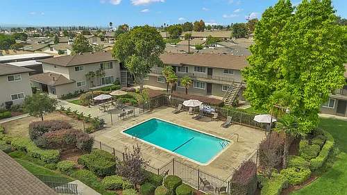 Royal Park Apartments Photo 1