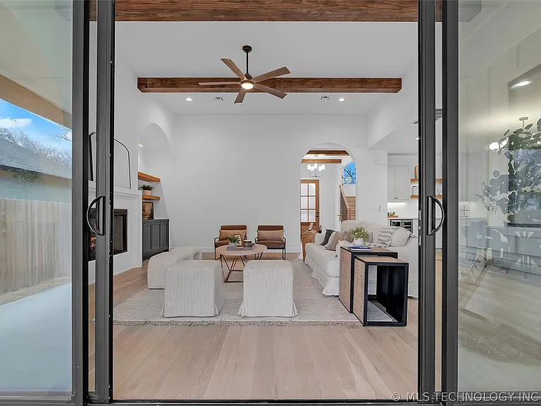 515 W El Paso St — Photo 10