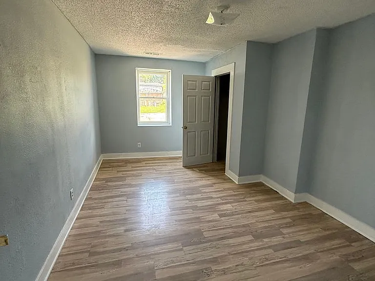 1332 Buchanan Ave — Photo 6