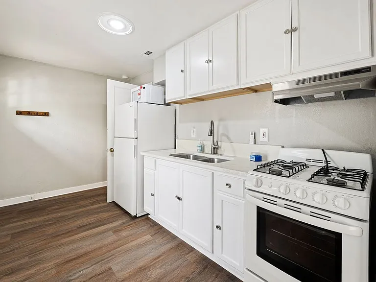 604 W Hollywood Ave #B — Photo 3