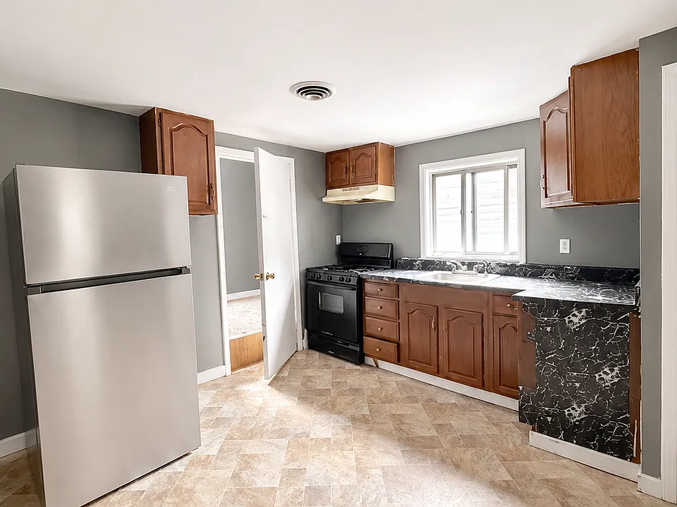 735 Burden Ave #2