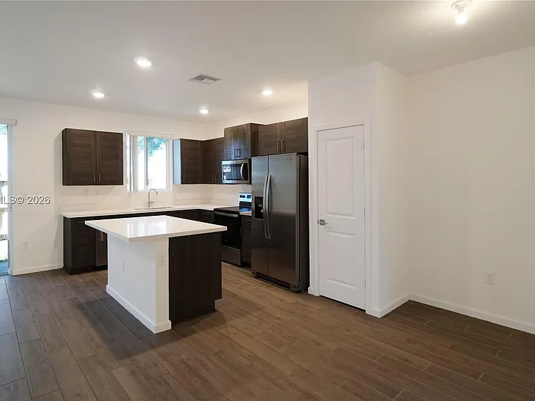 2411 SE 10th St #2411 — Photo 9