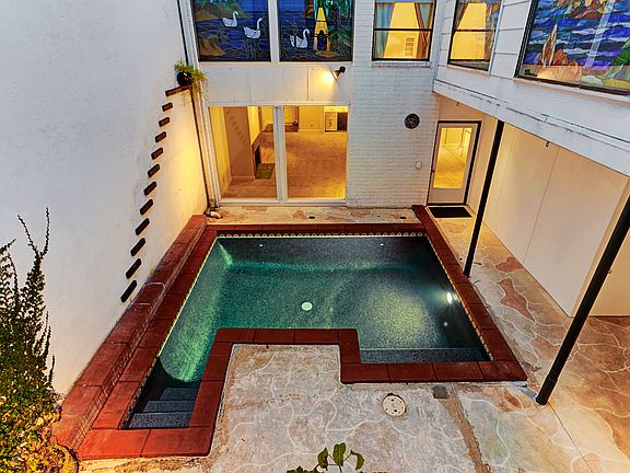 Private pool. 