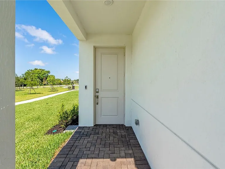 5653 Stradella Dr — Photo 4