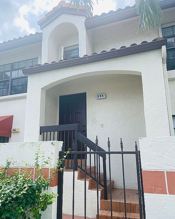 1st image of 604 Lincoln Ct #604