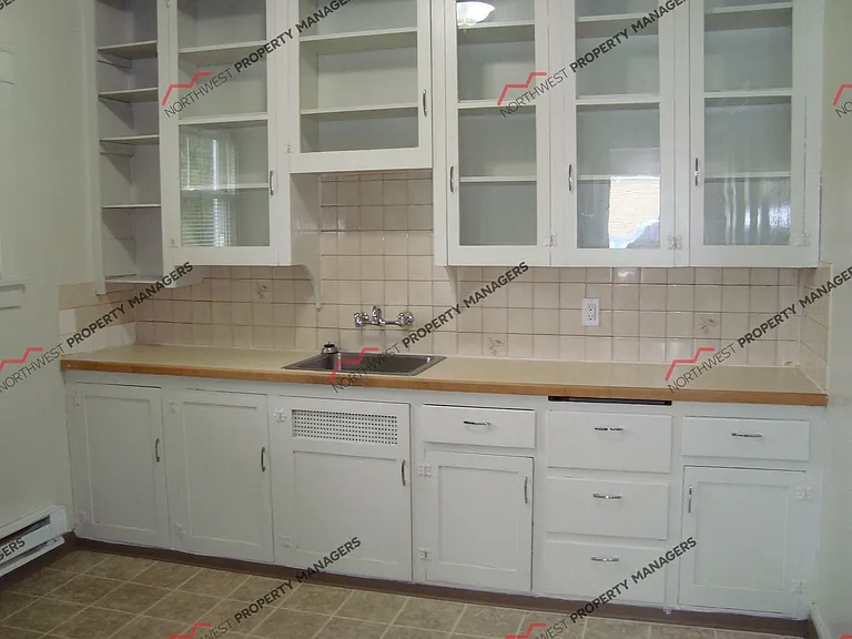 509 W Market St — Photo 3