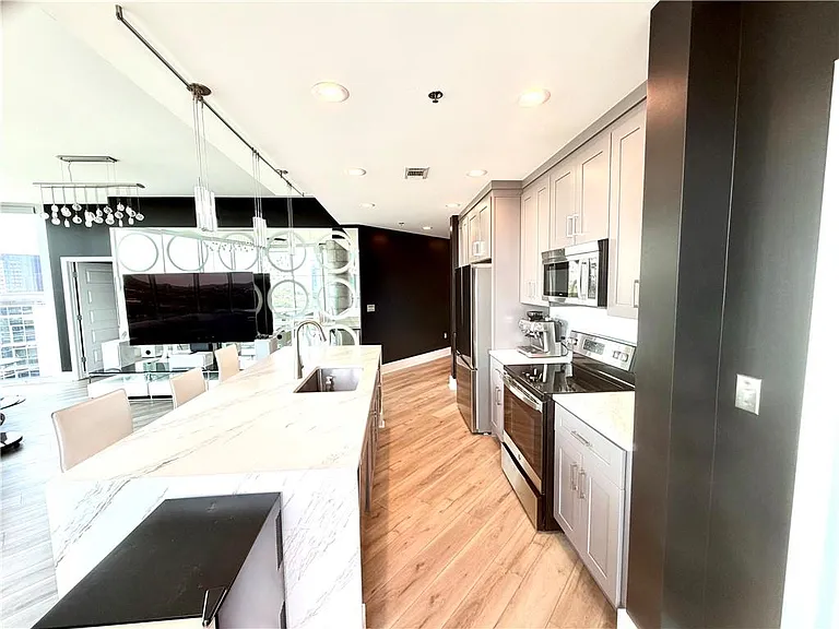 1080 Peachtree St NE #2110 — Photo 27