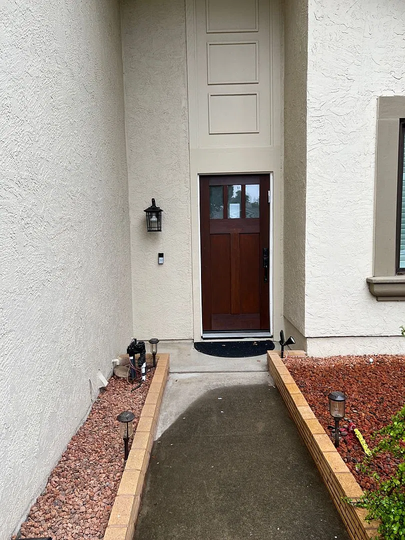 Available SOON! Split level home, 4+3, attached garage and long drive way, nicely landscaped — Photo 4