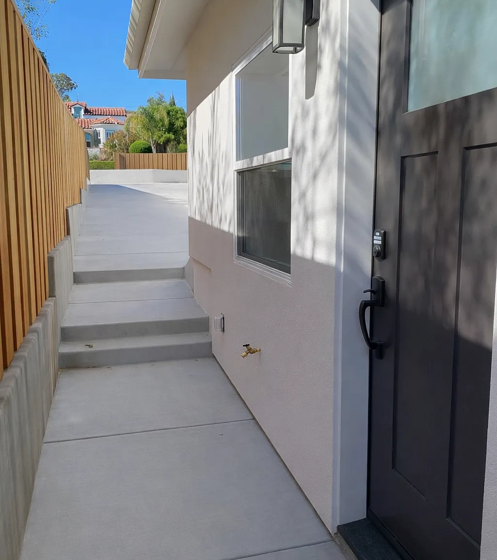 3 bed, 749 sqft, $4,800 — Photo 1