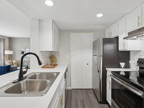 4th image of 1601 Red Cedar Dr #1619-21