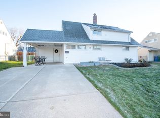 12 Gingerbush Rd, Levittown, PA 19057