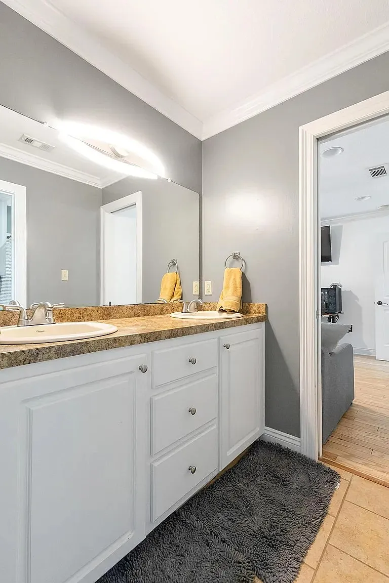 5 bed, 4.5 bath, 4147 sqft, $3,500 — Photo 1