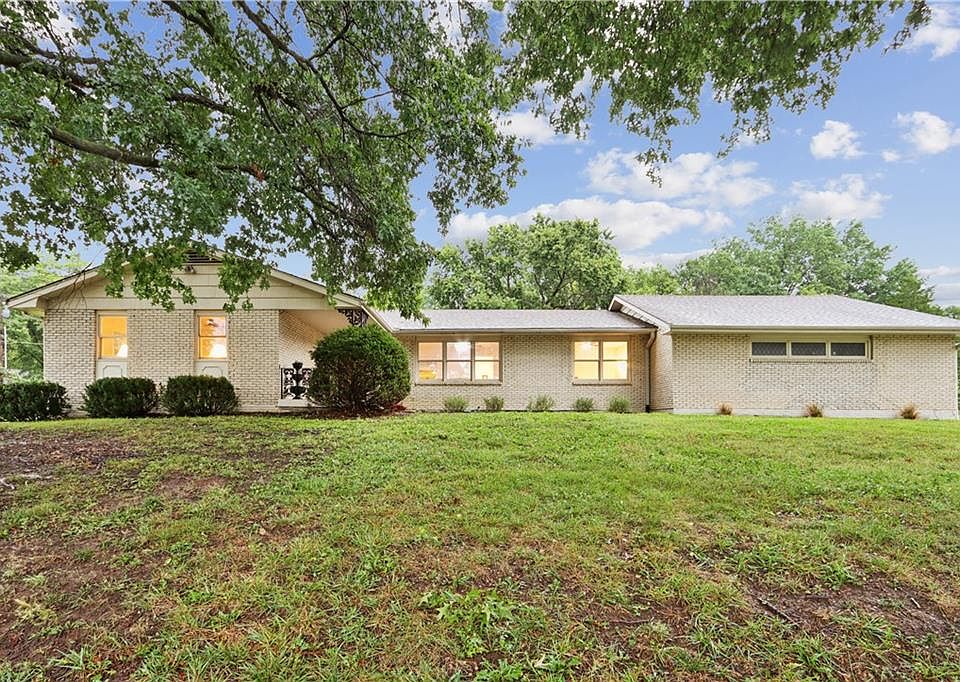 1st image of 2 Maple Cir