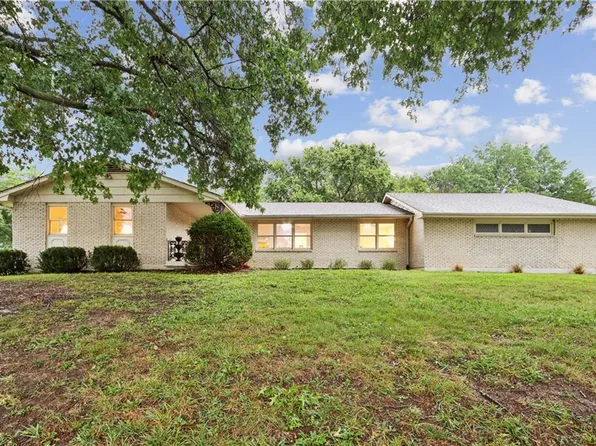 2 Maple Cir, Smithville, MO 64089