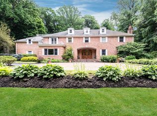 95 Old Tappan Rd, Locust Valley, NY 11560