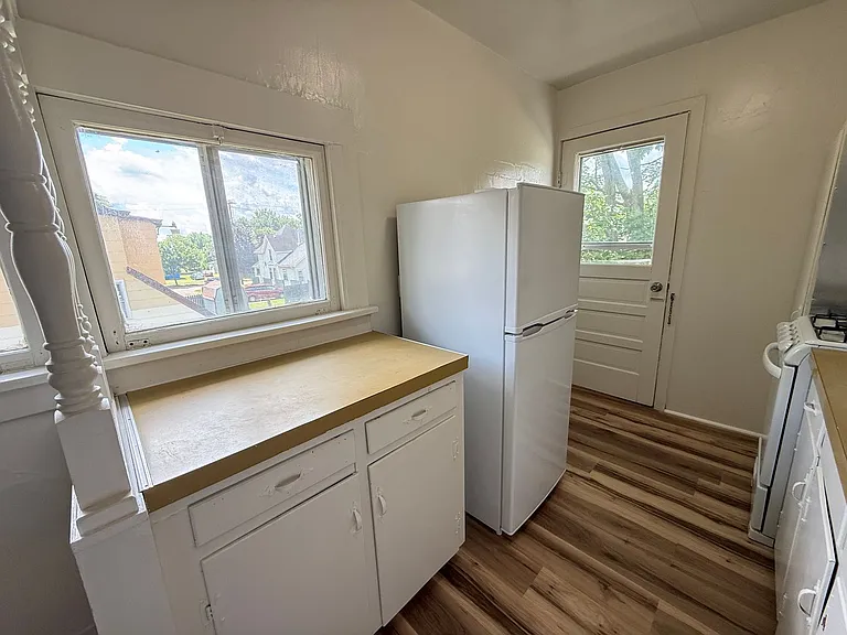 612 Lansing Ave — Photo 6