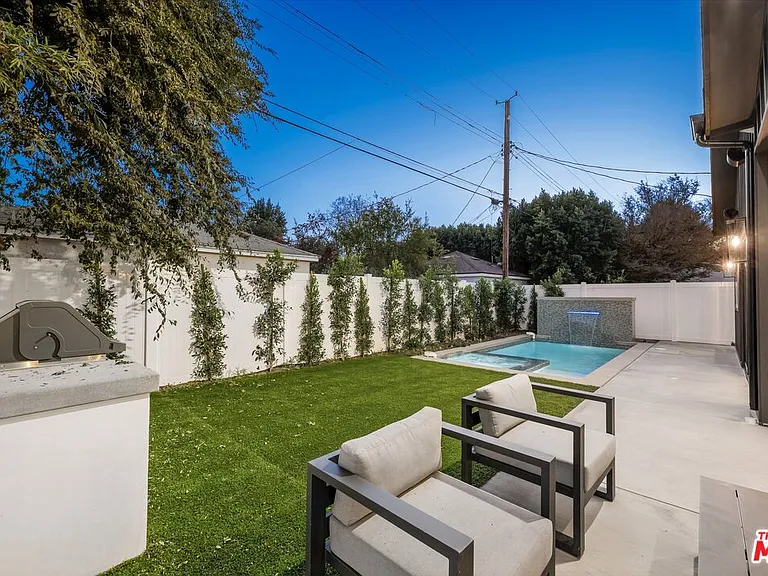 14602 Morrison St — Photo 27