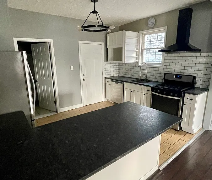 1335 W 61st St #2 — Photo 4