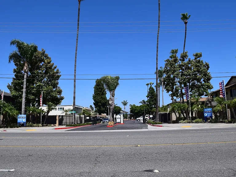 Villa Pacific Townhomes — Photo 10