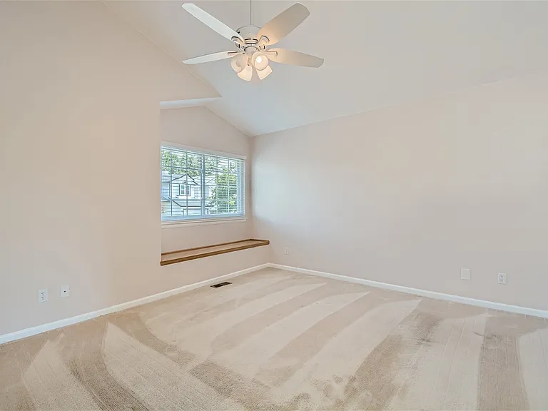 952 Thames St — Photo 12