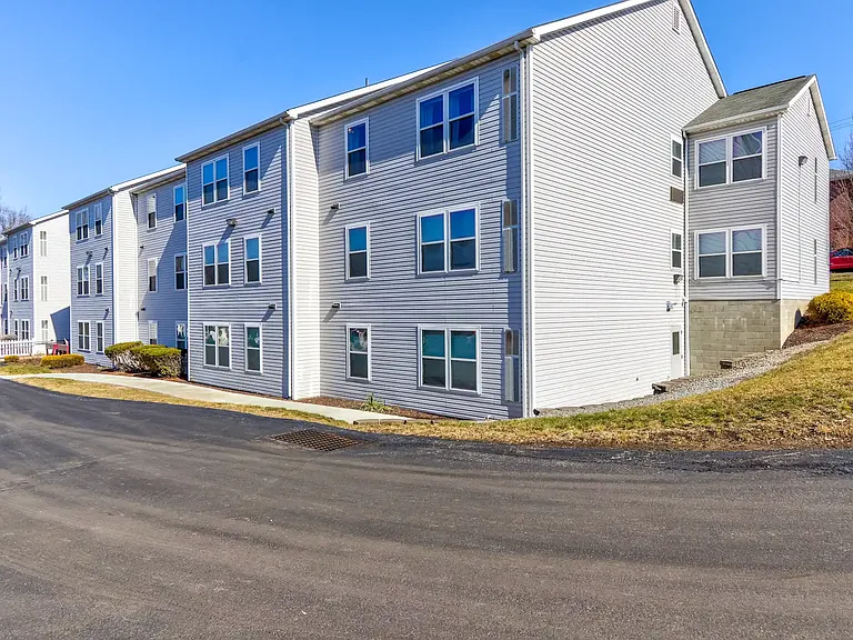 Green Diamond Place Apartments — Photo 14