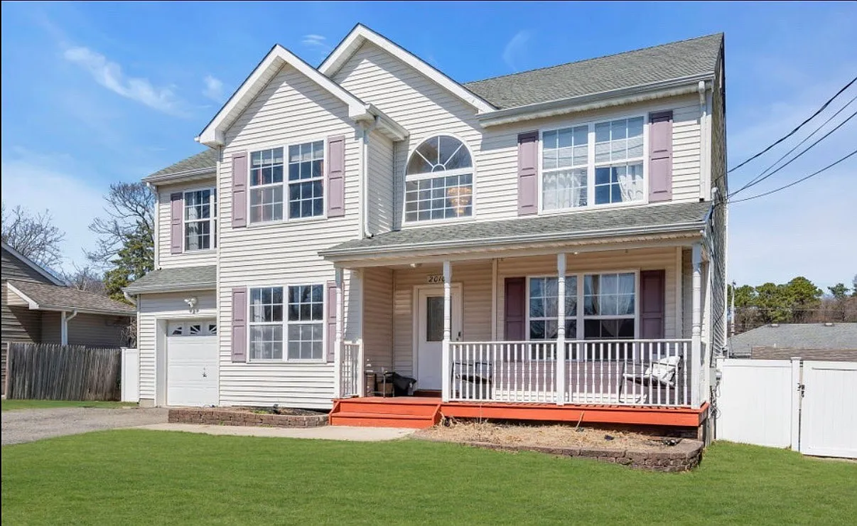 4 bed, 2.5 bath, 2072 sqft, $3,700 — Photo 2
