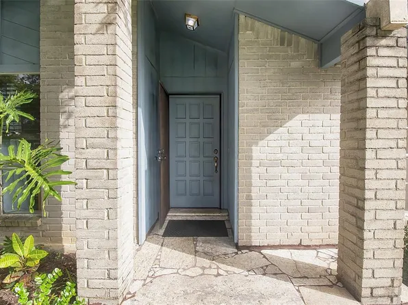 475 Seafoam Rd, Webster, TX 77598