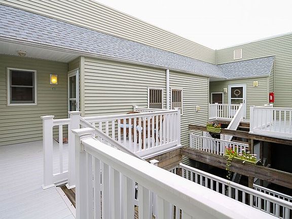 2nd image of 33 36th St