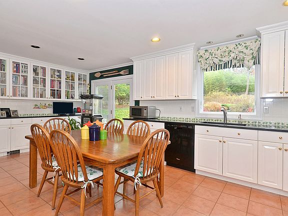 4th image of 27 Windridge Dr
