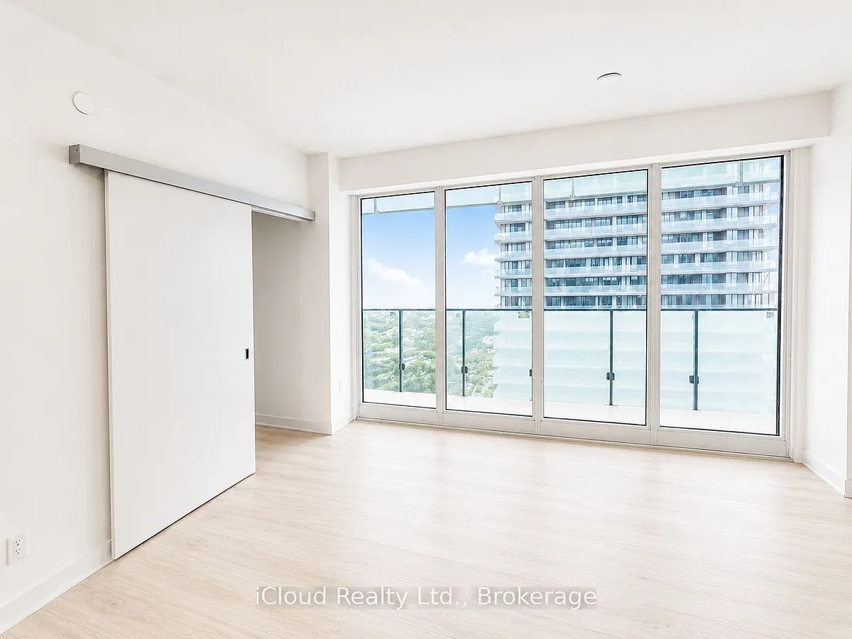 Photo 2 of 18 - 3900 Confederation Pkwy #5604 - Mississauga, ON Building Photo - 3900 Confederation Pkwy #5604