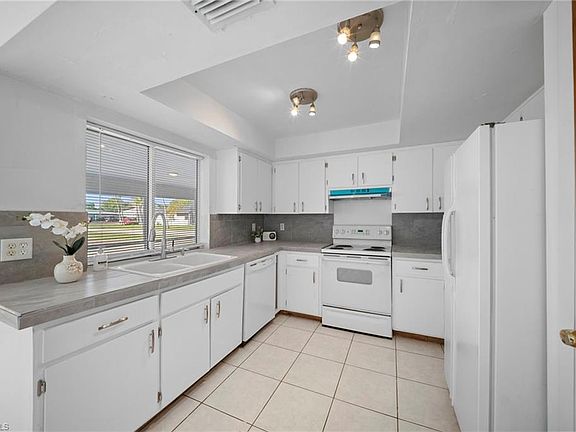 3rd image of 624 SE 35th ST